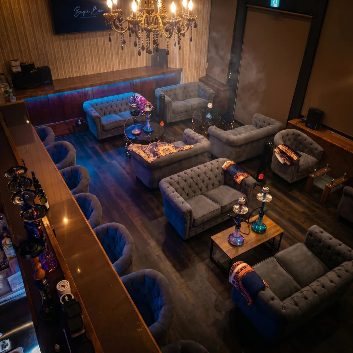 千葉中央のシーシャカフェ テラコッタの店内を見下ろすソファラウンジ。夏の夜の集まりに