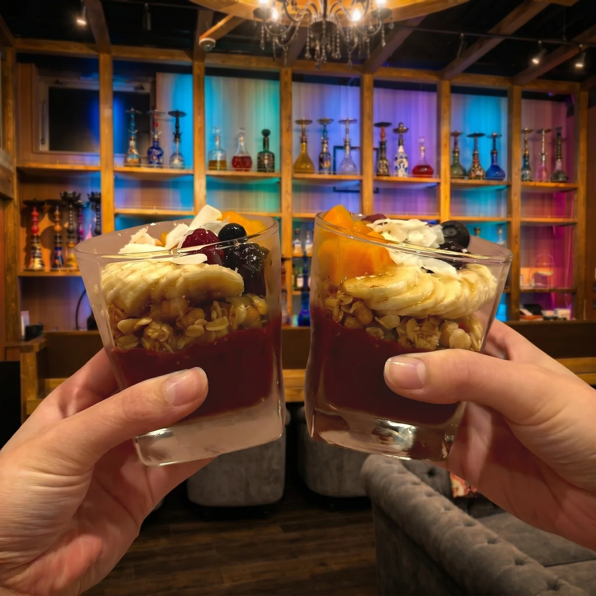 シーシャの棚を背景にしたアサイーボウル(テラコッタ千葉中央店)