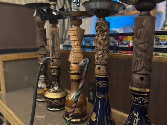 テラコッタ千葉中央店のカウンターに並ぶ装飾的なシーシャ